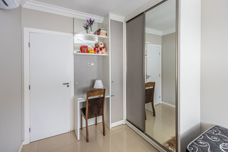 Pool and comfort for up to 6 guests.