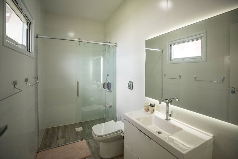 Steps to the beach in Itajuba - playroom, sleeps 8