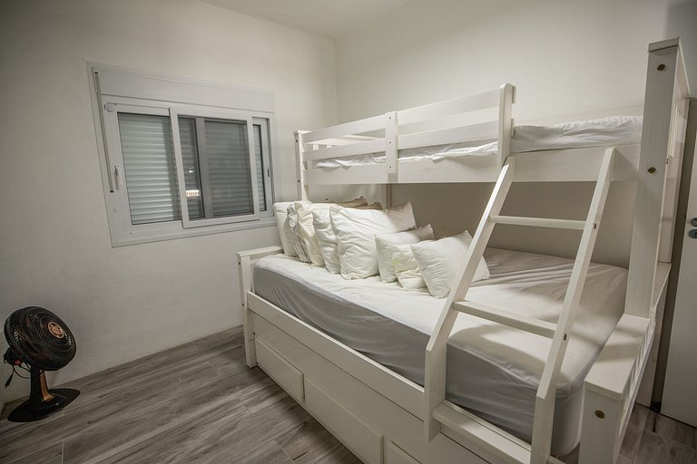 Steps to the beach in Itajuba - playroom, sleeps 8