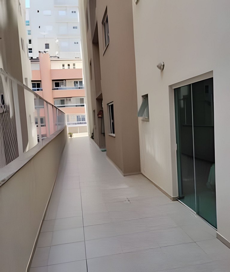 Terraço privativo - 2 suítes a 250 m da praia
