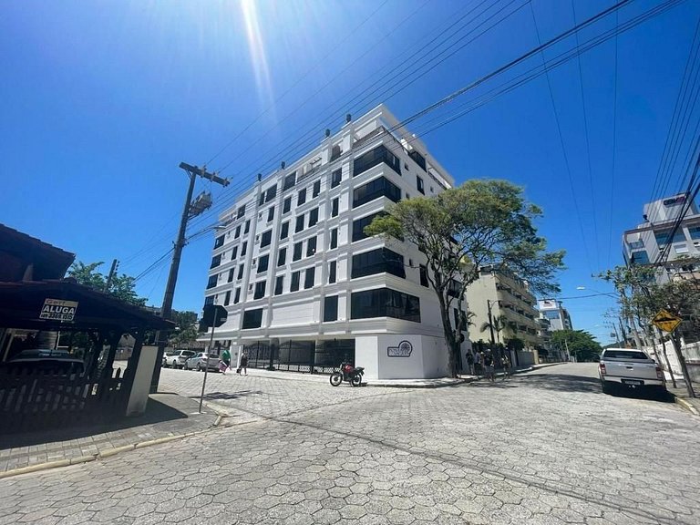 Apto premium em Bombas, a passos da praia